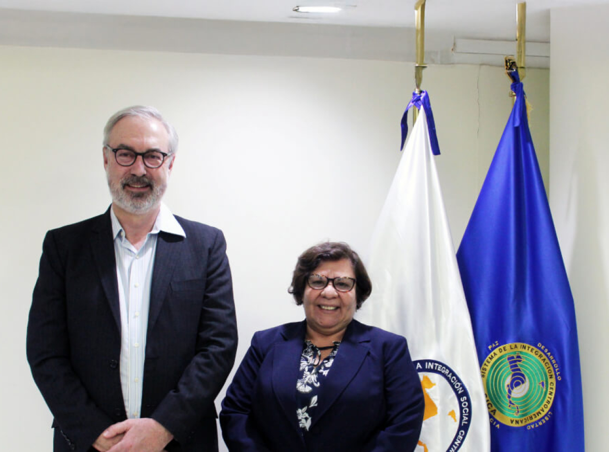 Brindamos a la juventud centroamericana herramientas para un mejor futuro.