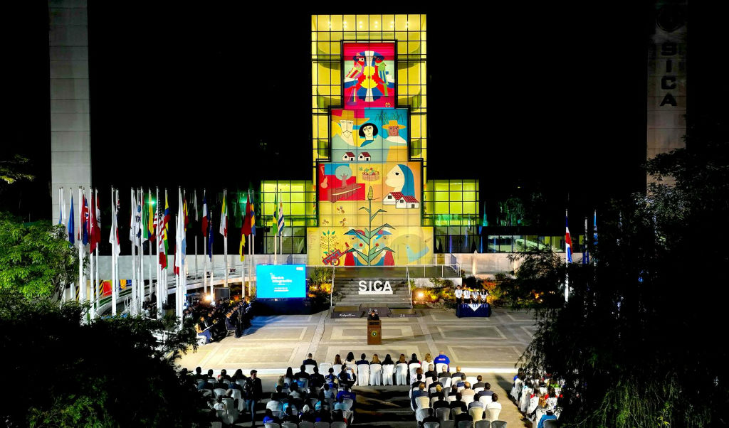 Junto a jóvenes atletas del CODICADER celebramos el Día de la Integración Centroamericana. 